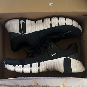 Nike Women’s Black and White Athletic Sneakers